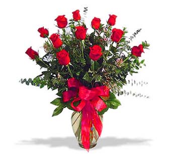 çiçek siparisi 11 adet kirmizi gül cam vazo  Ankara bademlik 14 şubat sevgililer günü çiçek 