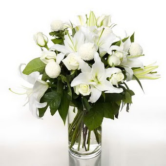 Ankara kalaba çiçek gönderme sitemiz güvenlidir  1 dal cazablanca 7 adet beyaz gül vazosu
