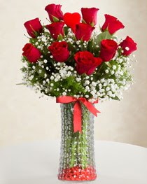 Cam vazoda 11 adet kırmızı gül kalp çubuk  Ankara Keçiören anneler günü çiçek yolla 