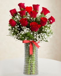 11 Adet kırmızı gül 1 adet kalp çubuk vazoda  Ankara Keçiören çiçek siparişi vermek 