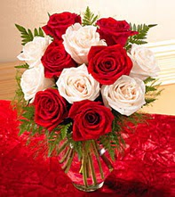  Ankara basınevleri hediye sevgilime hediye çiçek  5 adet kirmizi 5 adet beyaz gül cam vazoda