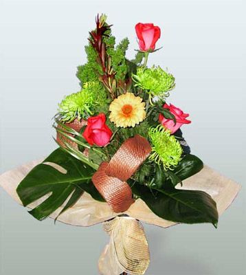  Ankara Keçiören güvenli kaliteli hızlı çiçek  3 adet gül 4 adet gerbera çiçegi sade buket