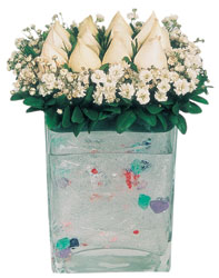  Ankara Keçiören çiçek siparişi vermek  7 adet beyaz gül cam yada mika vazo tanzim