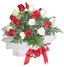  Ankara kızlarpınarı yurtiçi ve yurtdışı çiçek siparişi  12 adet kirmizi ve beyaz güller buket
