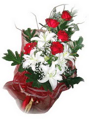  Ankara Keçiören hediye çiçek yolla  5 adet kirmizi gül 1 adet kazablanka çiçegi buketi