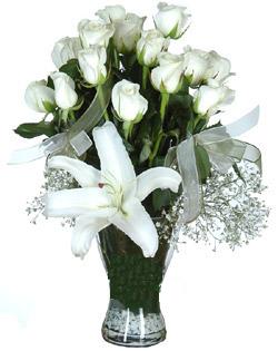 cam içerisinde 11 beyaz gül ve 1 kazablanka  Ankara şentepe internetten çiçek siparişi 