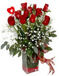  Ankara Keçiören uluslararası çiçek gönderme  9 adet mika yada cam vazoda gül tanzimi kalp çubuk