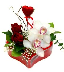  Ankara bademlik 14 şubat sevgililer günü çiçek  mika kalp içinde 2 gül 1 kandil orkide kalp çubuk