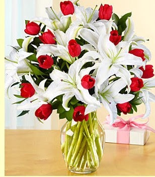  Ankara şentepe internetten çiçek siparişi  3 kazablanka 10 kırmızı gül vazosu
