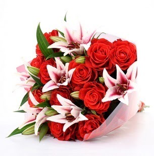  Ankara Keçiören uluslararası çiçek gönderme  3 dal kazablanka ve 11 adet kırmızı gül