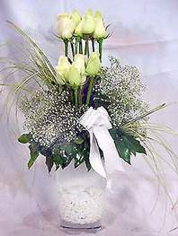  Ankara bademlik 14 şubat sevgililer günü çiçek  9 adet vazoda beyaz gül - sevdiklerinize çiçek seçimi