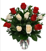 Vazo içerisinde 6 kırmızı 6 beyaz gül  Ankara Keçiören çiçek mağazası , çiçekçi adresleri 
