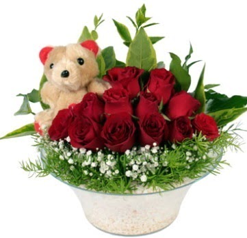 Cam tabakta 7 adet kırmızı gül ve küçük ayı  Ankara Keçiören çiçek siparişi vermek 
