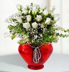 cam kalp içerisinde 12 adet beyaz gül  Ankara bademlik 14 şubat sevgililer günü çiçek 