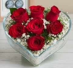 Kalp içerisinde 7 adet kırmızı gül  Ankara kalaba çiçek gönderme sitemiz güvenlidir 