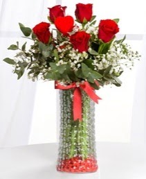 Cam vazoda 5 adet kırmızı gül kalp çubuk  Ankara Keçiören güvenli kaliteli hızlı çiçek 
