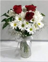 cam vazoda 3 adet kırmızı gül ve papatyalar  Ankara bağlum online çiçek gönderme sipariş 