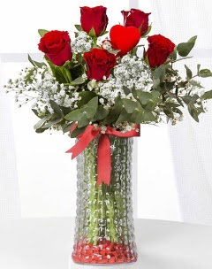 5 adet kırmızı gül kalp çubuk cam vazoda  Ankara kalaba çiçek gönderme sitemiz güvenlidir 