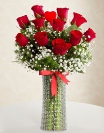 11 Adet kırmızı gül 1 adet kalp çubuk vazoda  Ankara Keçiören çiçek siparişi vermek 