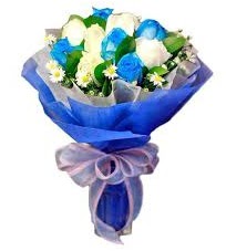 5 mavi gül 6 beyaz gülden buket  Ankara atapark kaliteli taze ve ucuz çiçekler 