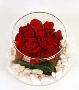 Cam fanusta 11 adet kırmızı gül  Ankara etlik İnternetten çiçek siparişi 
