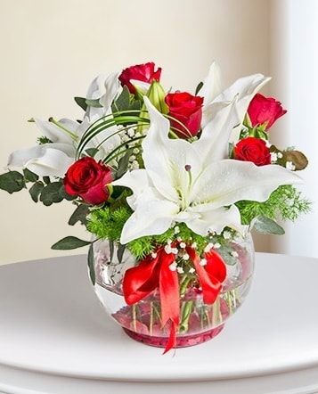 Fanus Vazoda 2 Lilyum ve 5 Gül Dansı  Ankara etlik İnternetten çiçek siparişi 