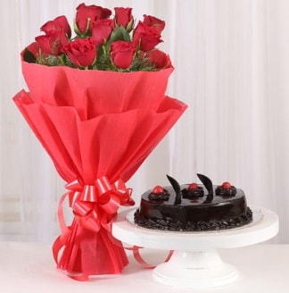 10 Adet kırmızı gül ve 4 kişilik yaş pasta  Ankara bağlum online çiçek gönderme sipariş 