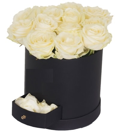 Kutu içerisinde 18 adet beyaz gül  Ankara kalaba çiçek gönderme sitemiz güvenlidir 