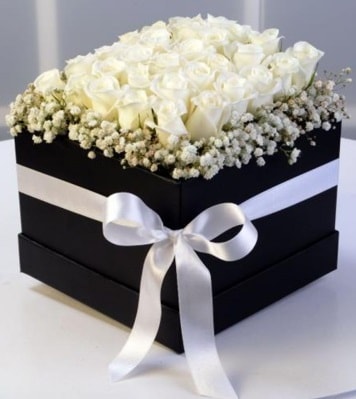 Kare kutuda 19 adet beyaz gül  Ankara Keçiören anneler günü çiçek yolla 